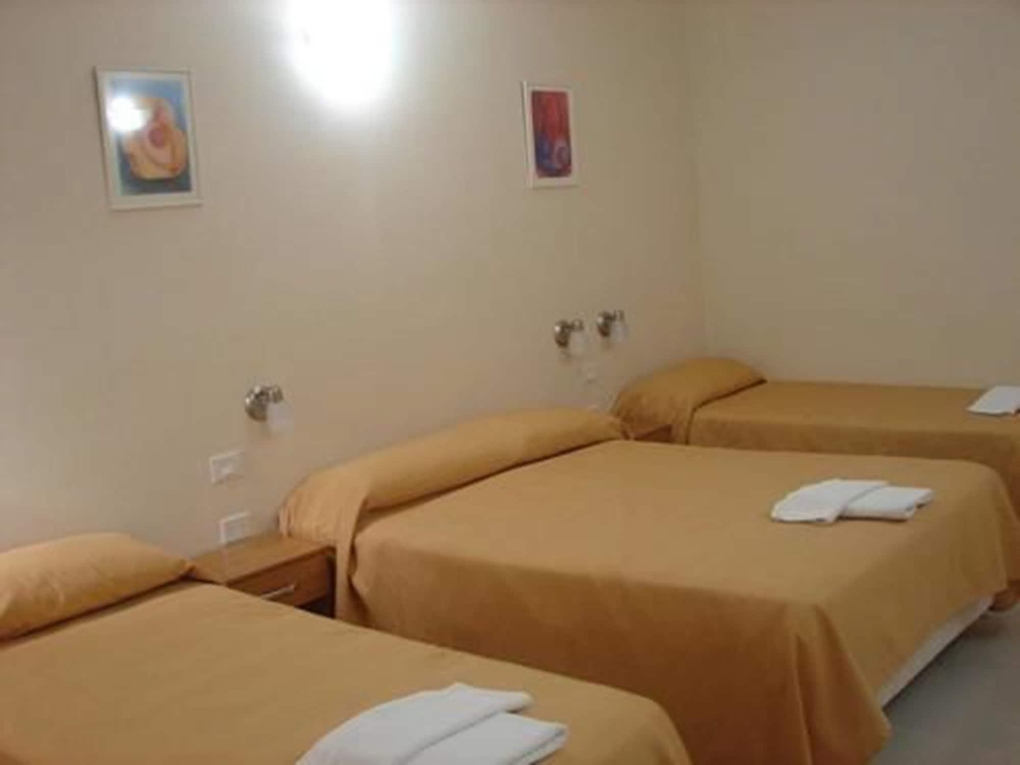 Cheltum Hotel Trelew Esterno foto