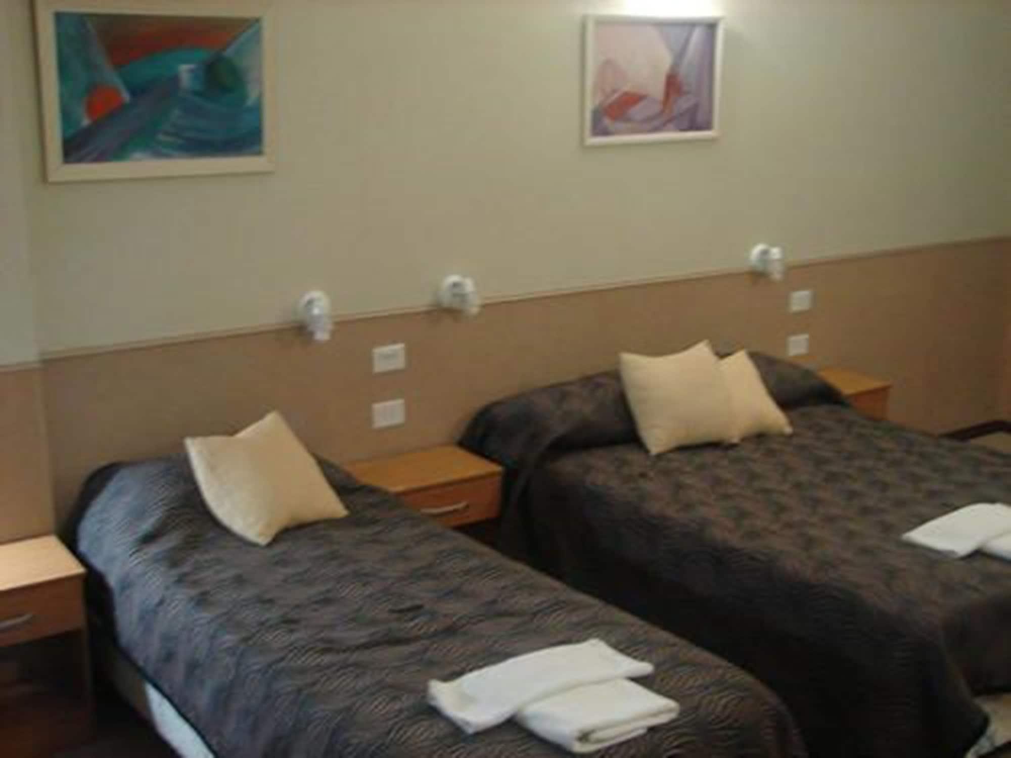 Cheltum Hotel Trelew Esterno foto